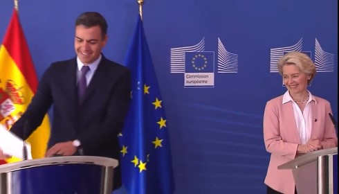 Το βίντεο με το πονηρό χαμόγελο της Φον ντερ Λάιεν στη συνάντησή της με τον Πέδρο Σάντσεθ που έγινε viral