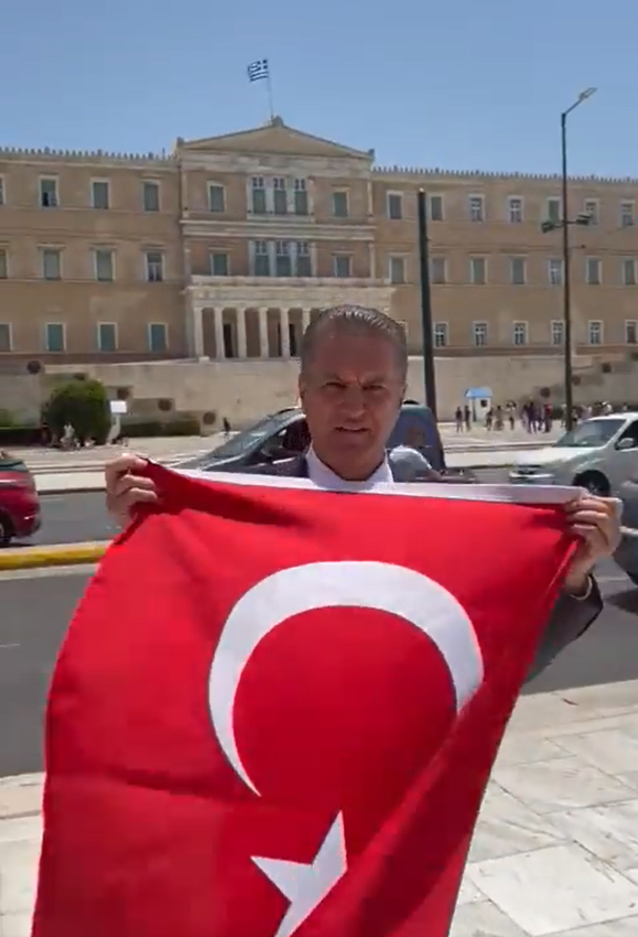 Ακραία πρόκληση: Σοκ – Άνοιξε τουρκική σημαία στο Σύνταγμα (vid)