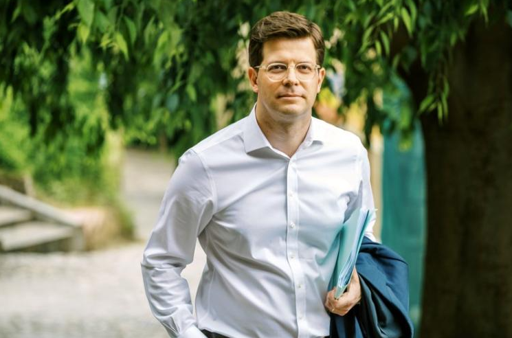Άγγελος Τόλκας στην politic: «Ρεαλιστικό σενάριο η πολιτική ανατροπή»
