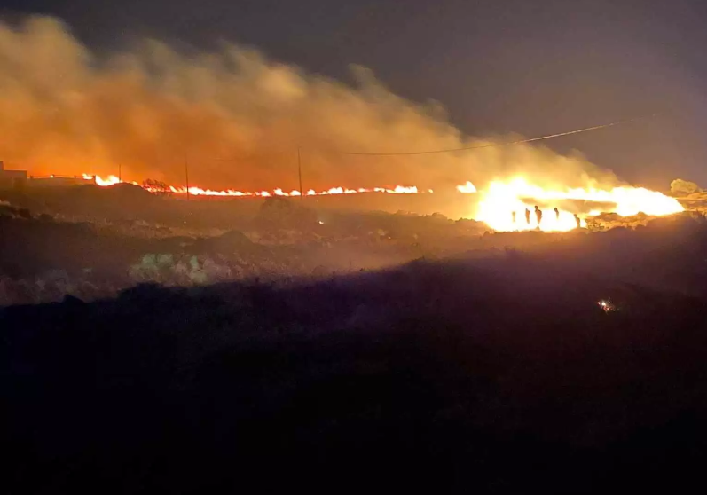 Συνεχίζεται η κατάσβεση της πυρκαγιάς στην Πάρο – Βελτιωμένη η εικόνα της φωτιάς στο Μώλο