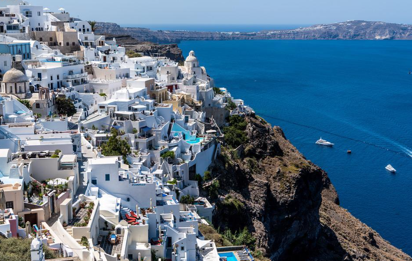Deutsche Welle: «Ακριβή Ελλάδα: Για πολλούς ντόπιους οι διακοπές έχουν γίνει απλησίαστες»