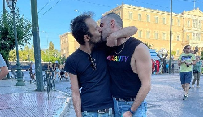 Athens Pride: Το δημόσιο φιλί του Αύγουστου Κορτώ στον σύζυγό του