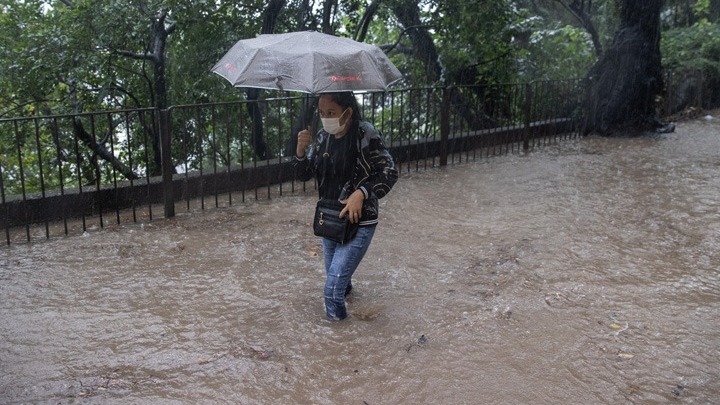 Κίνα: Σφοδρές βροχοπτώσεις – 10 νεκροί, 300.000 άνθρωποι απομακρύνθηκαν από τις περιοχές του