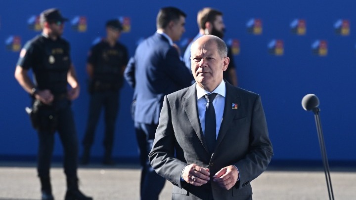 Σολτς: «Οι σύμμαχοι του NATO θα συνεχίσουν να προμηθεύουν την Ουκρανία με όπλα»