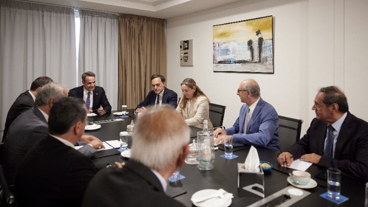 Συνάντηση Μητσοτάκη με εκπροσώπους της επιτροπής κατεχόμενων δήμων και κοινοτήτων της Κύπρου