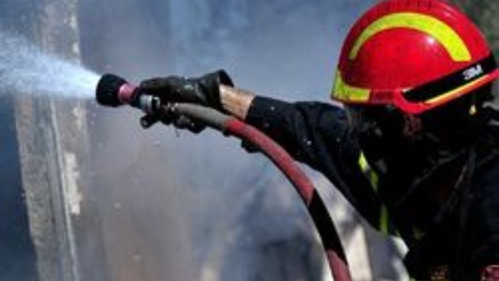 Υπό μερικό έλεγχο η πυρκαγιά σε εργοστάσιο στο Μενίδι