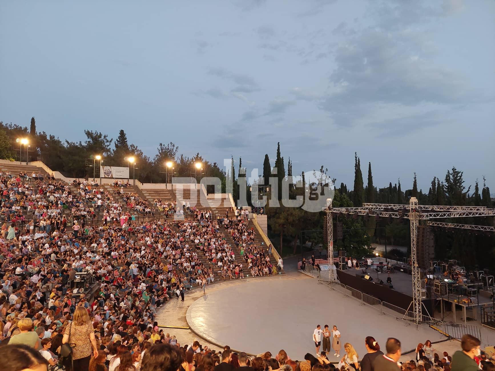 Κότσιρας – Νέγκα: Με «τσιγάρο» και «οξυγόνο» πλημμύρισε χτες το Θέατρο Δάσους (vids)