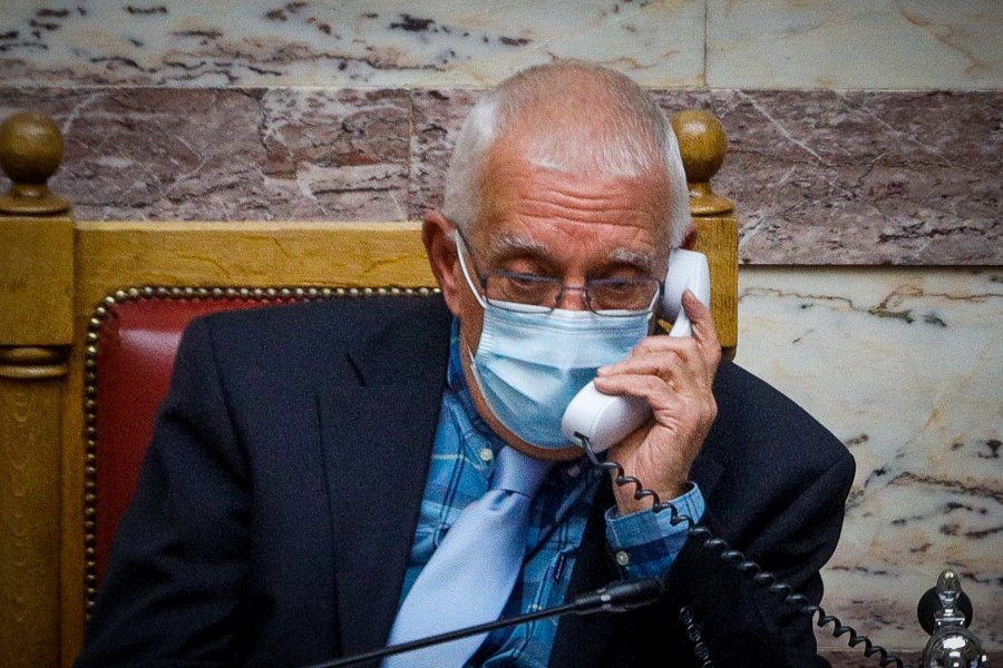 Εσπευσμένα στο νοσοκομείο ο Νικήτας Κακλαμάνης: Του τοποθετήθηκαν στεντ