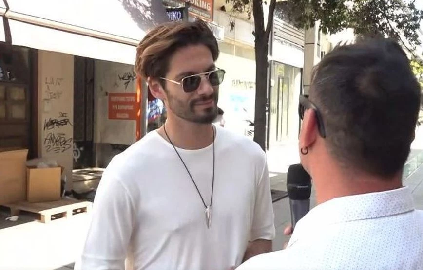 Γιώργος Καράβας: Με το εσώρουχό του στα backstage του GNTM