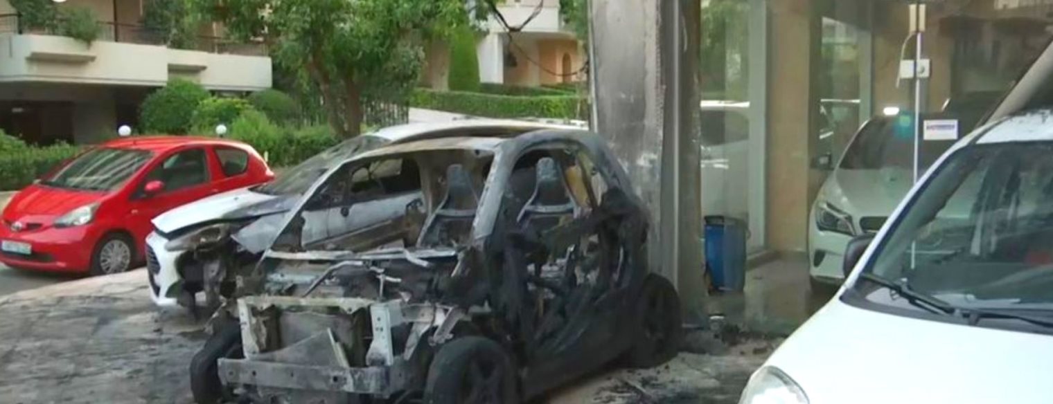 Φωτιά σε αντιπροσωπεία αυτοκινήτων στο Παλαιό Φάληρο – Απειλήθηκαν διαμερίσματα