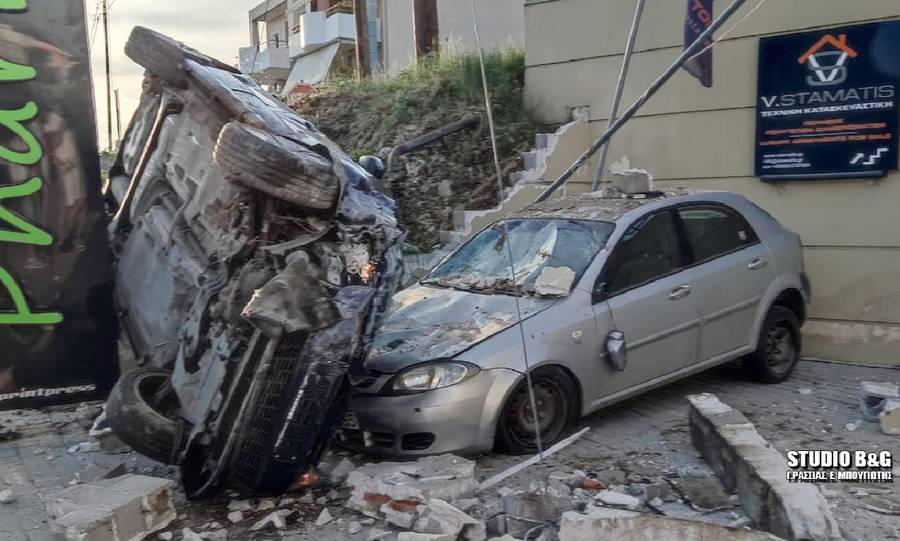 Εκτός ελέγχου αυτοκίνητο στο Ναύπλιο: «Καρφώθηκε» σε μάντρα και αυτοκίνητα (pics)