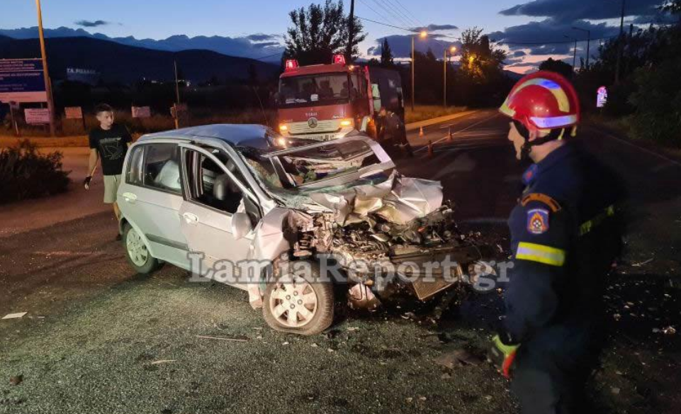 Θανατηφόρο τροχαίο στην Λαμία: ΙΧ καρφώθηκε σε νταλίκα (pics & vid)