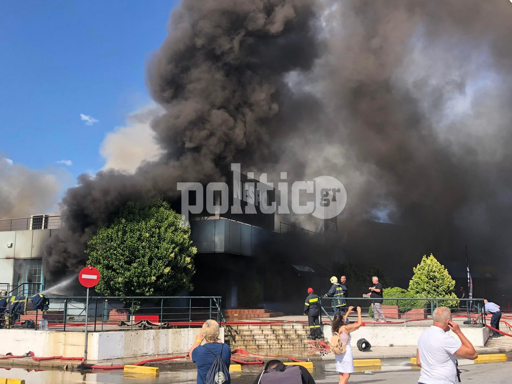 ΤΩΡΑ (live): Μεγάλη φωτιά σε εμπορικό κατάστημα στην Πυλαία Θεσσαλονίκης (vid & pics)