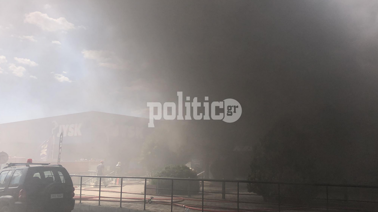 Θεσσαλονίκη: Σκοτείνιασε ο ουρανός – Σε πλήρη εξέλιξη η φωτιά στο εμπορικό Florida (vid & pics)
