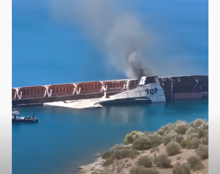 Ελευσίνα: Φωτιά σε ναυαγισμένο πλοίο (vid)