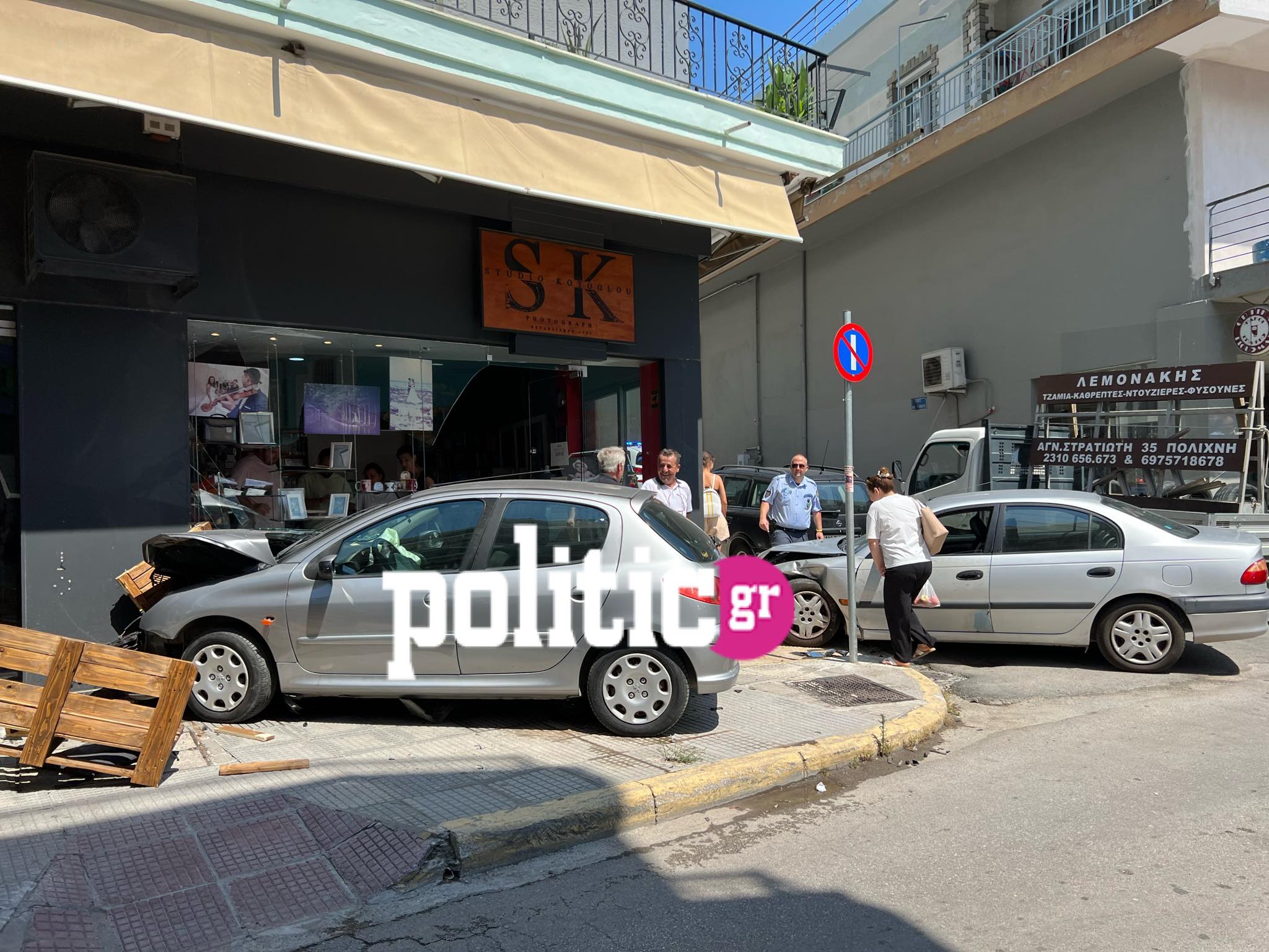 Θεσσαλονίκη: Αυτοκίνητο καρφώθηκε σε βιτρίνα καταστήματος – «Από τύχη δεν έγινε μακελειό» (vid & pics)