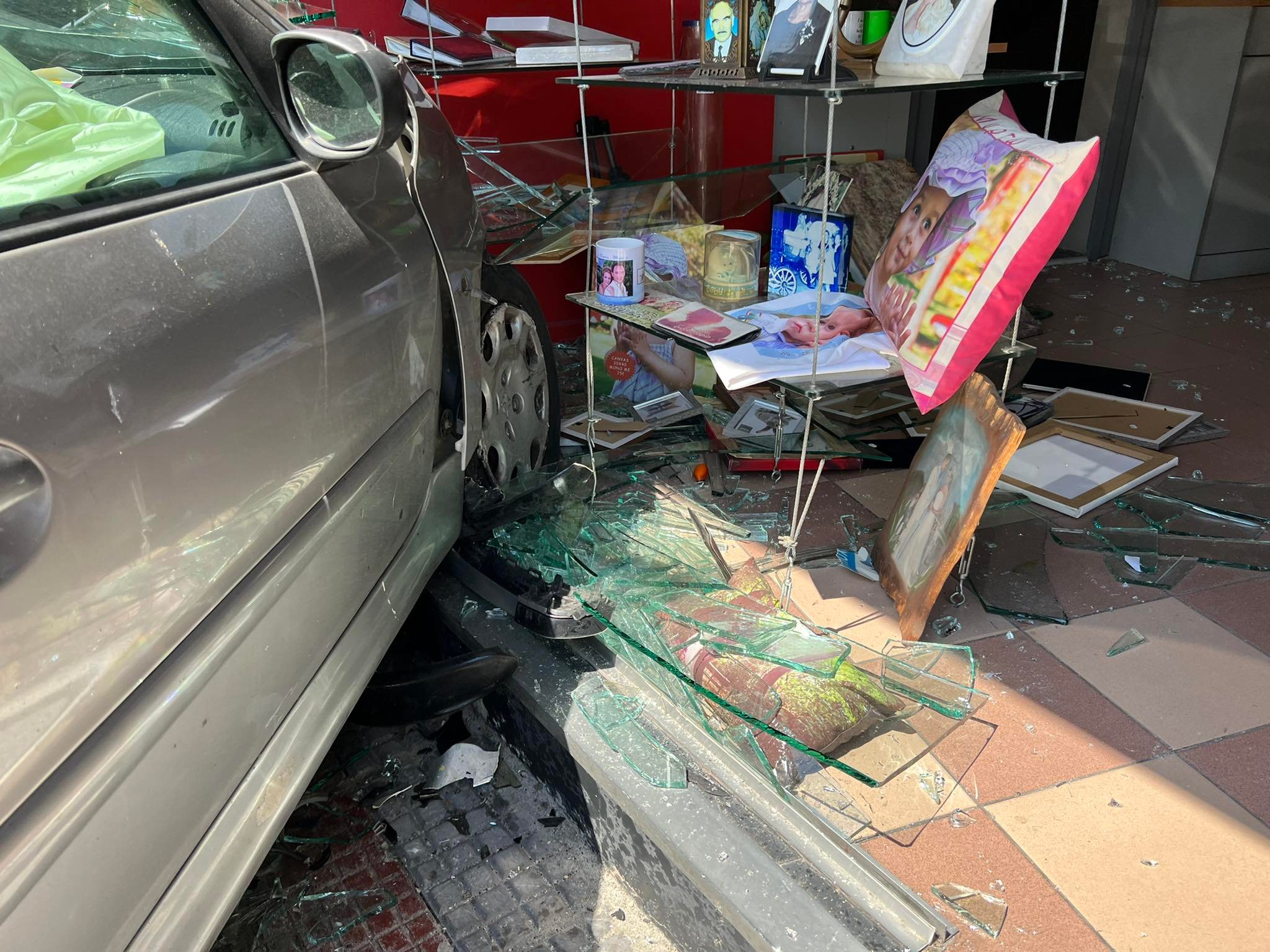 Θεσσαλονίκη: Δείτε την στιγμή που αυτοκίνητο καταλήγει σε βιτρίνα καταστήματος στην Πολίχνη