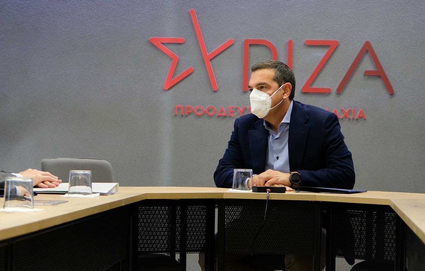 Αλ. Τσίπρας: “Να σταματήσει ο κ. Μητσοτάκης να θριαμβολογεί πάνω στην καμένη γη” – Επίσκεψη σε Ντράφι και Παλλήνη