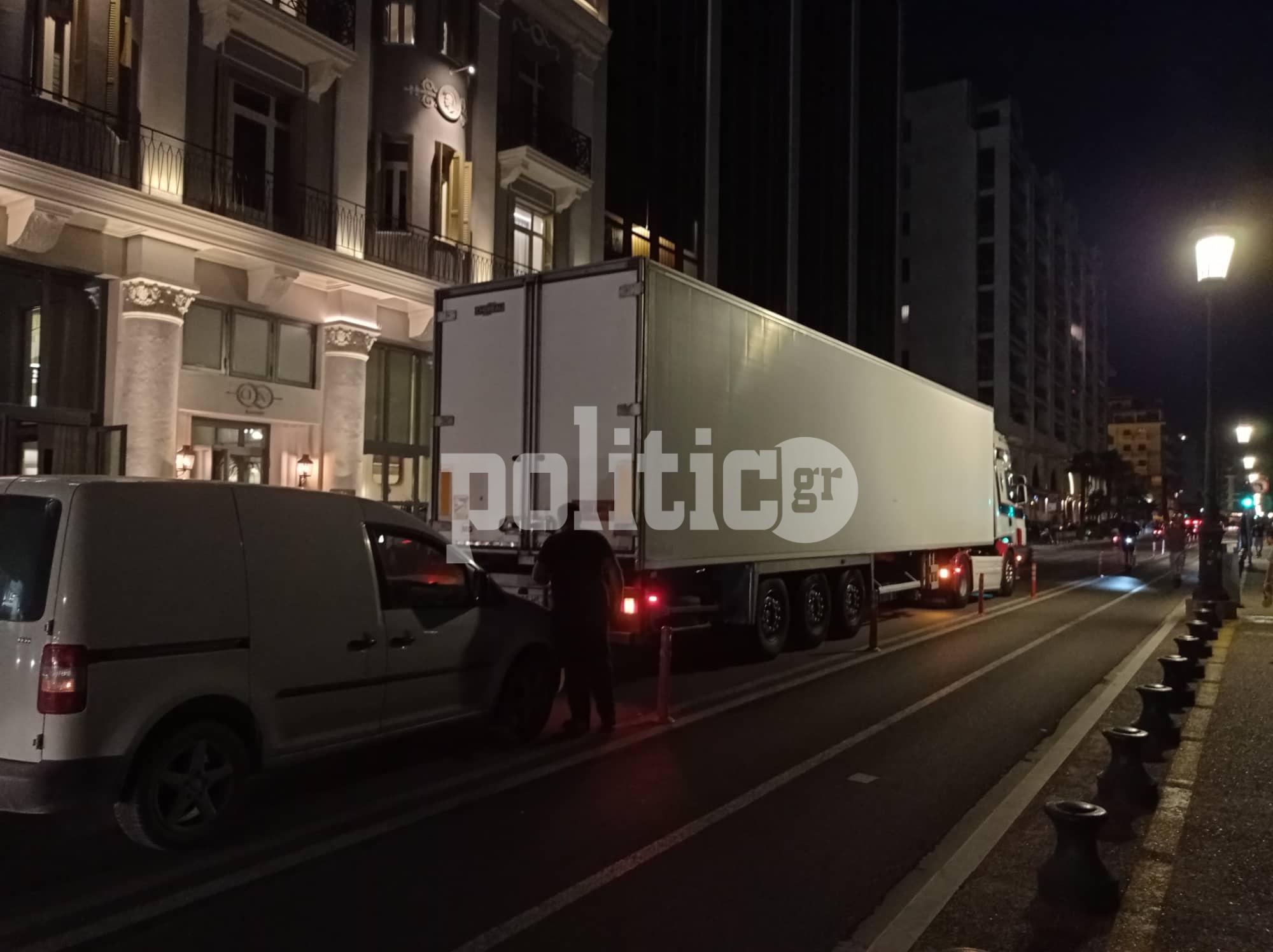 Θεσσαλονίκη: Νταλίκα έχασε το δρόμο και εγκλωβίστηκε στη Λ. Νίκης (vid)