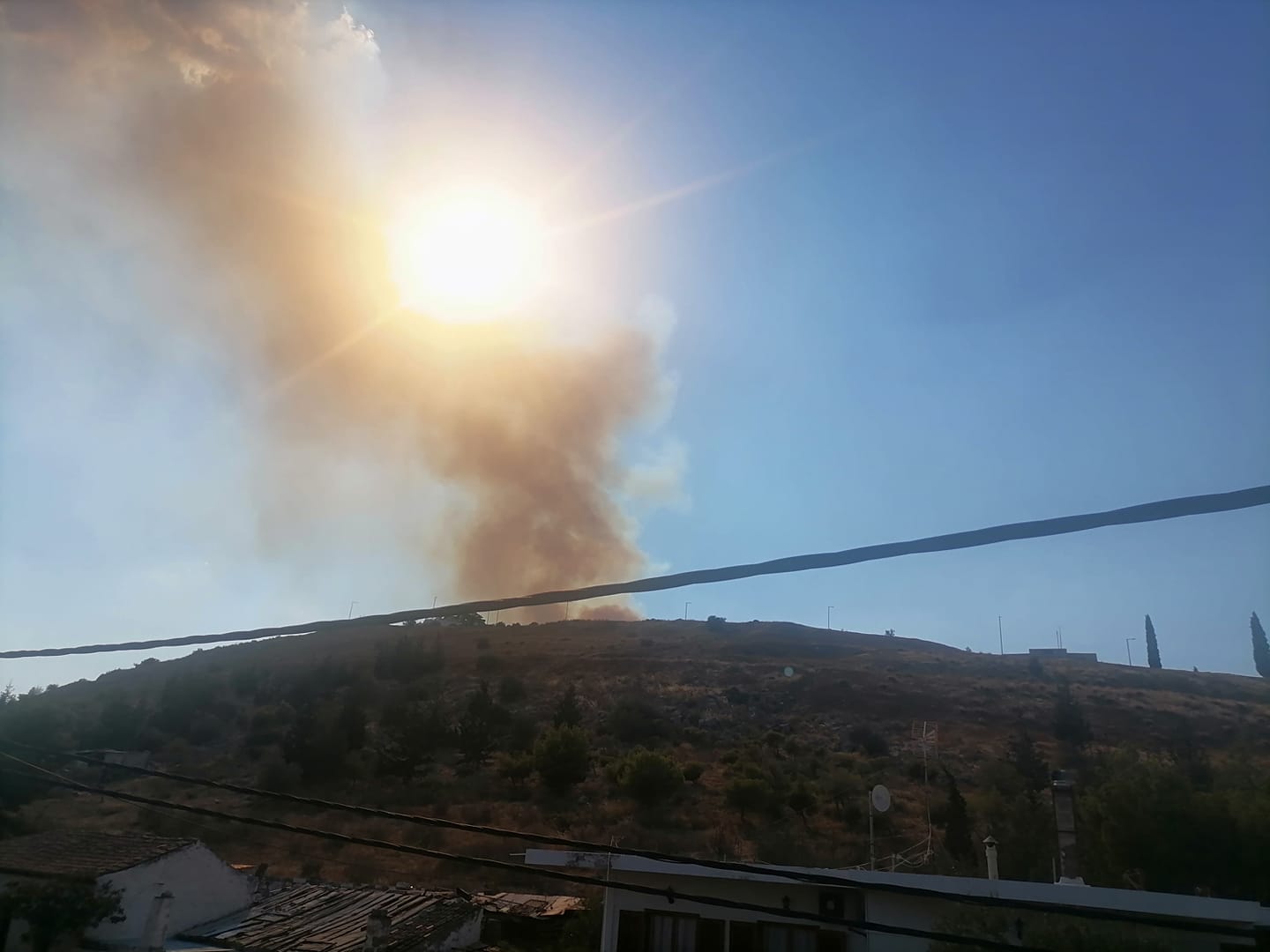 55χρονη προσήχθη ως ύποπτη για τη φωτιά στη Μάνδρα – Έκαιγε ξερά χόρτα