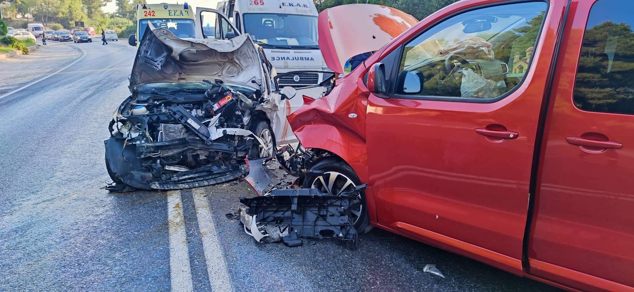 Χαλκιδική: Σφοδρή μετωπική σύγκρουση ΙΧ με van – Νεκρός 27χρονος