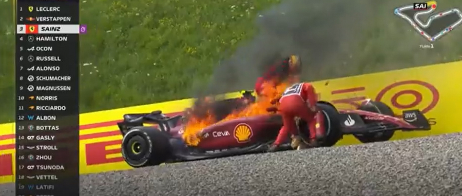 Formula 1: Στις φλόγες η Ferrari του Κάρλος Σάινθ, πρόλαβε και βγήκε από το μονοθέσιο (vid)