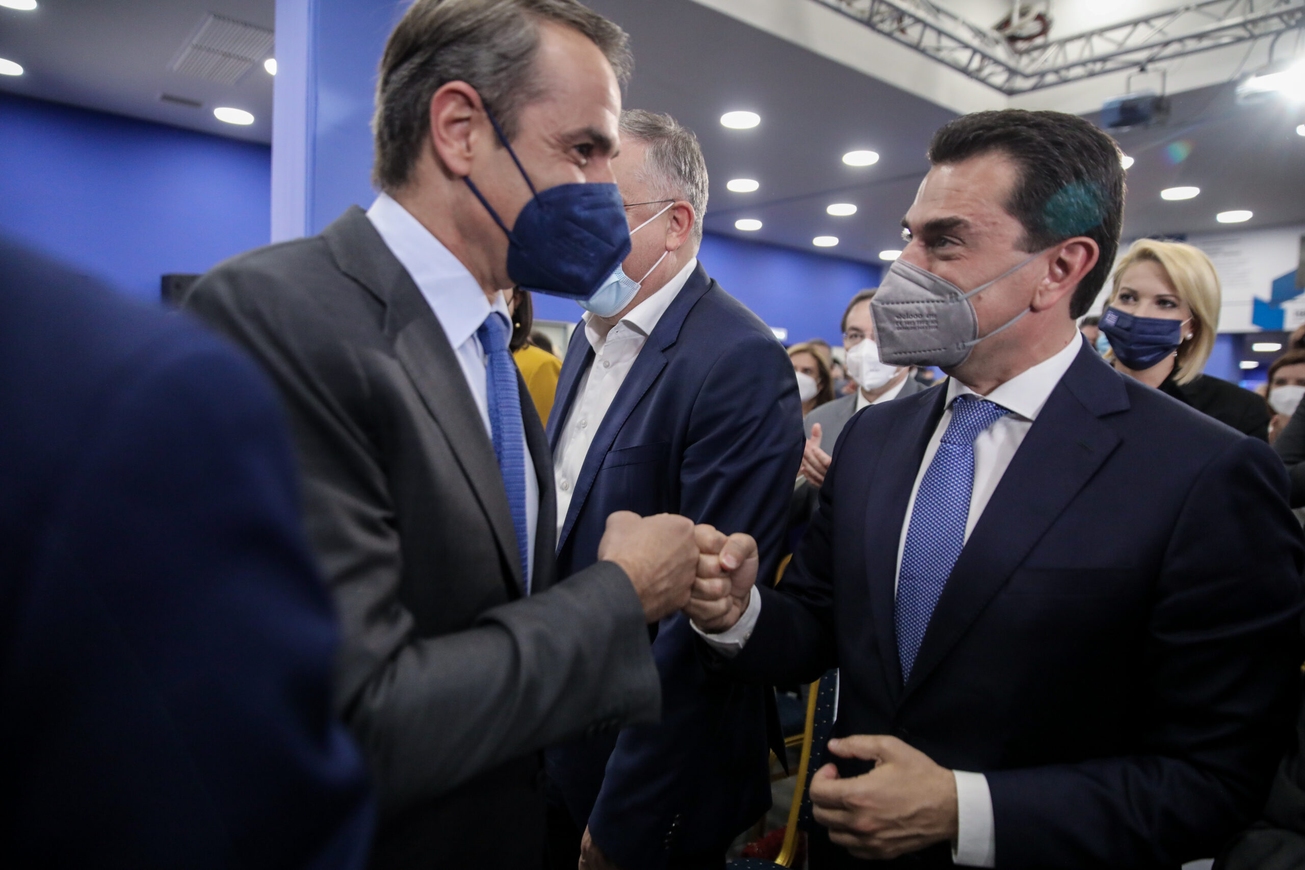 Τρέχουν και δεν φτάνουν για να μην κρυώσουμε το χειμώνα…