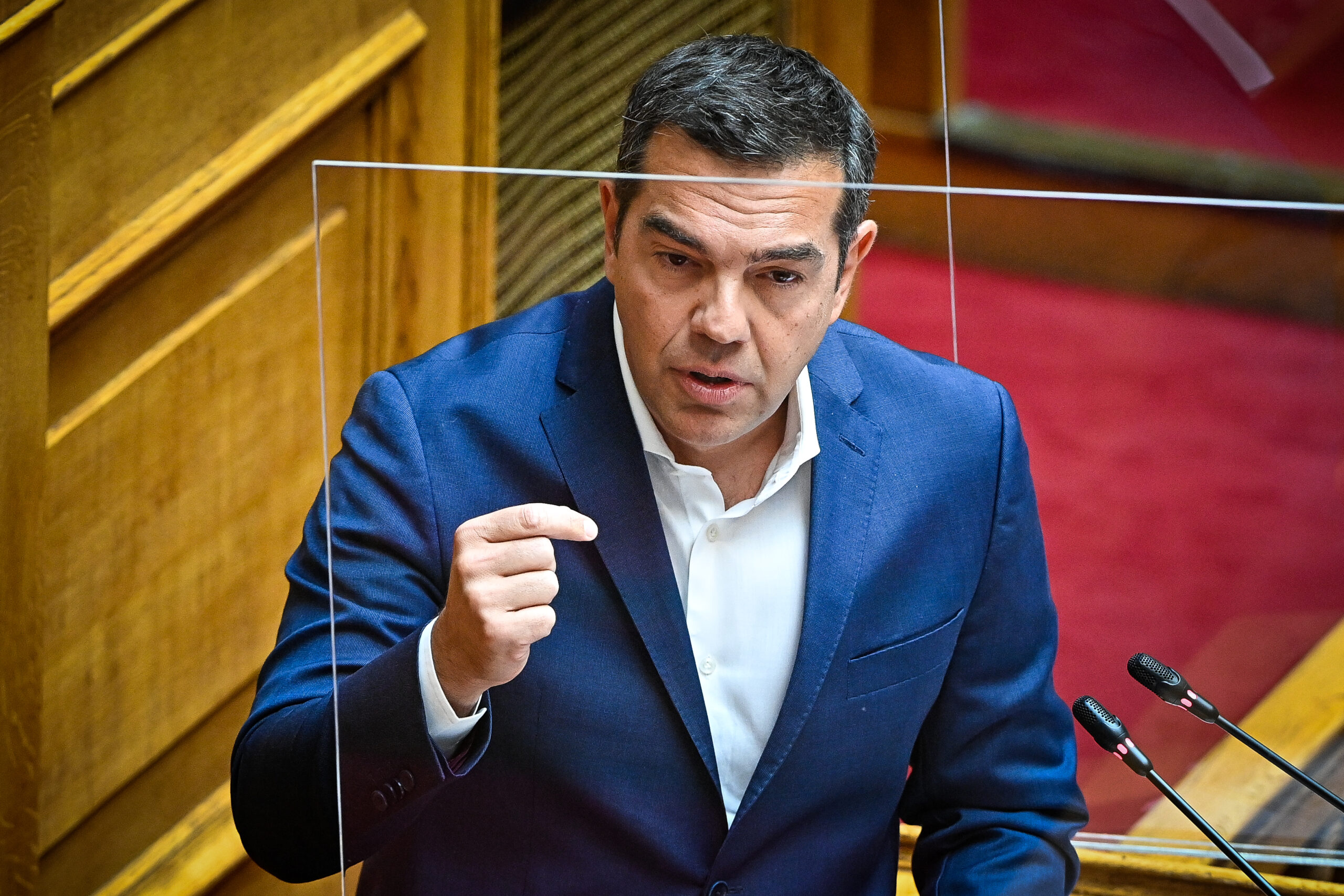 Τσίπρας κατά Μητσοτάκη: «Σταματήστε να μαδάτε τη μαργαρίτα για τις εκλογές»