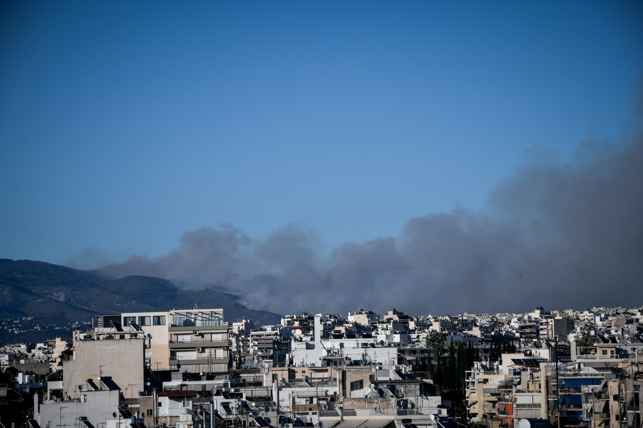 «Είναι μία δύσκολη πυρκαγιά» δηλώνει ο εκπρόσωπος της Πυροσβεστικής για την Πεντέλη