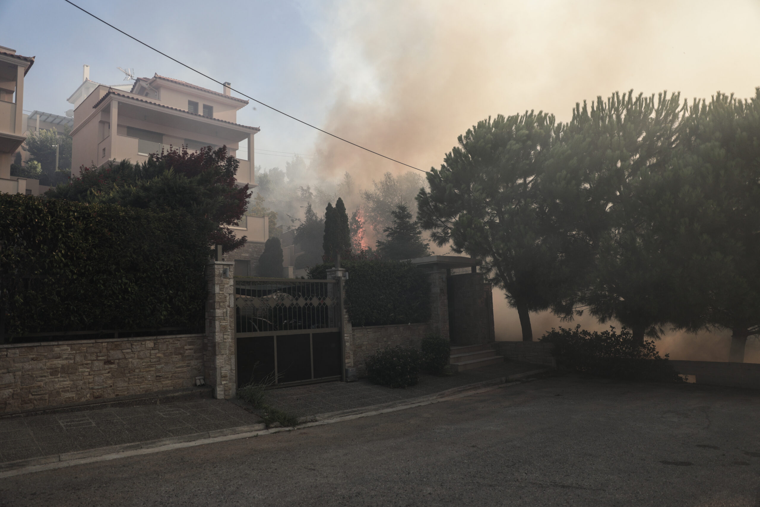 Ένωση Πνευμονολόγων Ελλάδας: Απομακρυνθείτε άμεσα από το μέτωπο της φωτιάς
