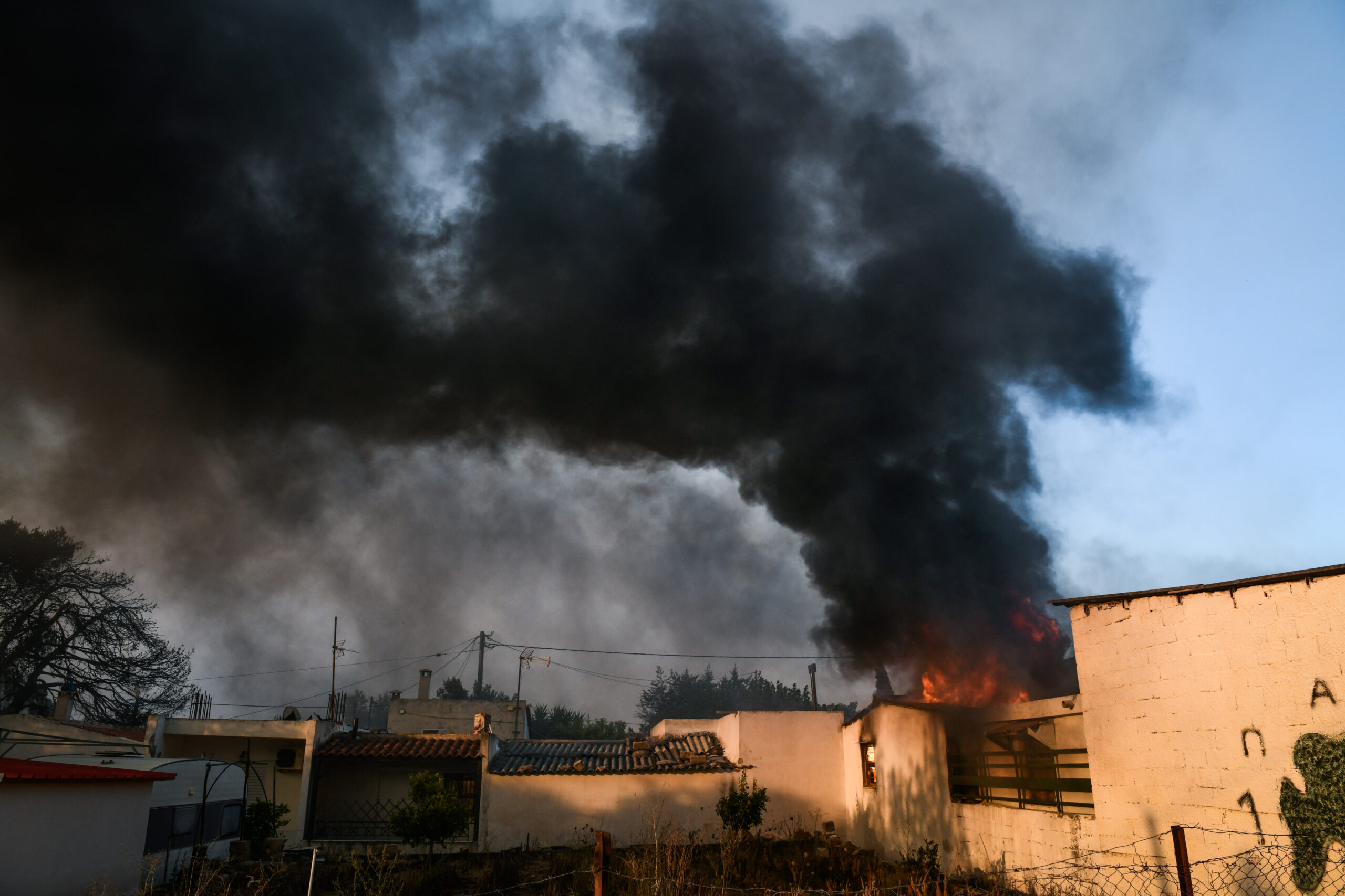 Φωτιά στα Μέγαρα: Εκκενώνεται και η περιοχή Παπαγιαννέικα – Ζημιές σε σπίτια στο Ζάχουλη