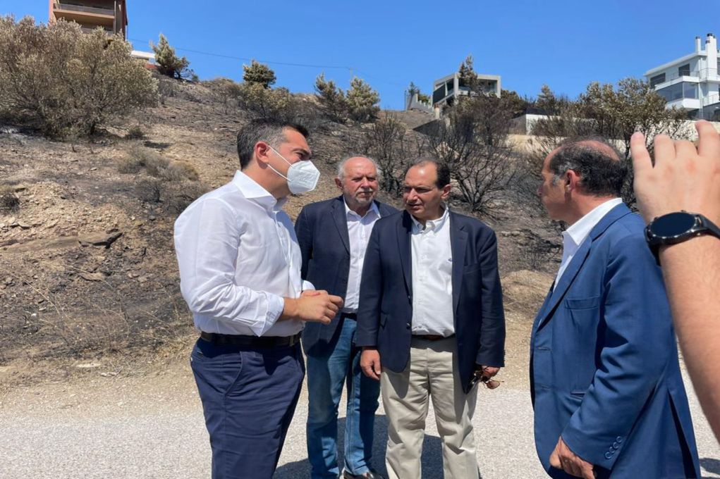 Διάλογος Τσίπρα – δημάρχου Παλλήνης: «Κάηκαν 200 σπίτια;» – «Όχι, 3-4»