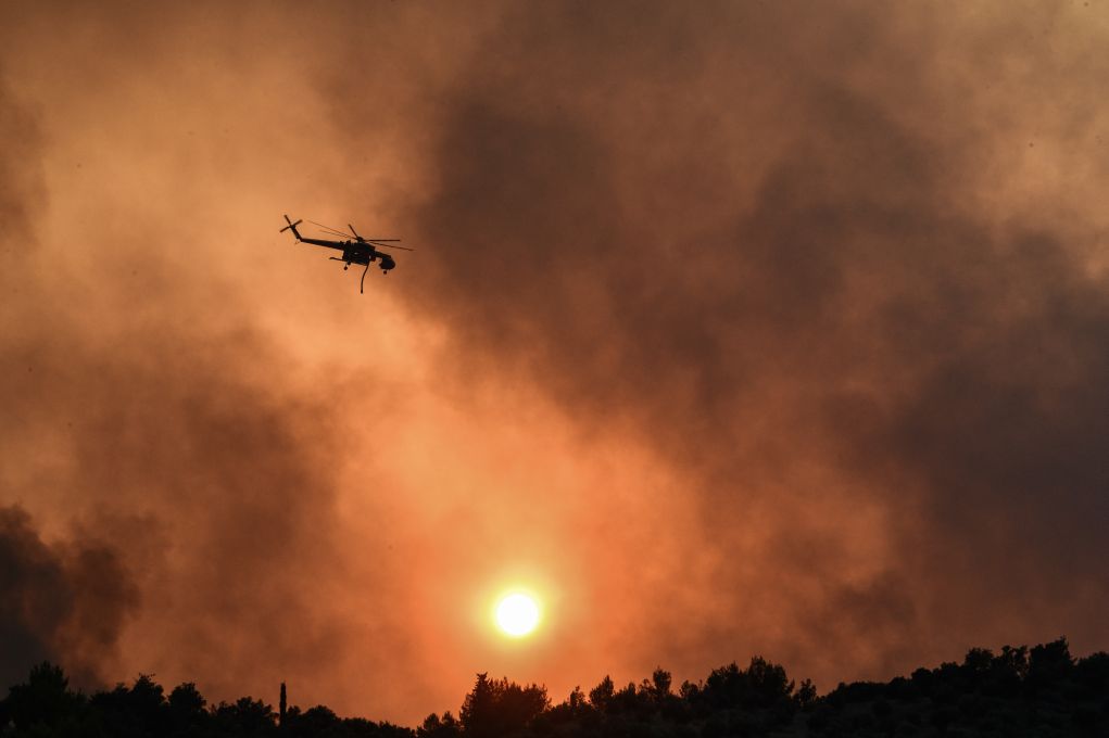 Κρέστενα: Η φωτιά έχει φτάσει πολύ κοντά στα νεκροταφεία
