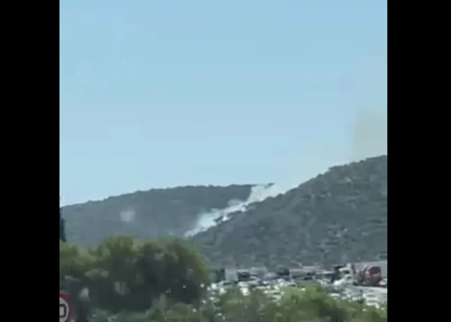Φωτιά στη Ζωφριά: Καίγεται το Ποικίλο Όρος -Μεγάλη επιχείρηση της Πυροσβεστικής