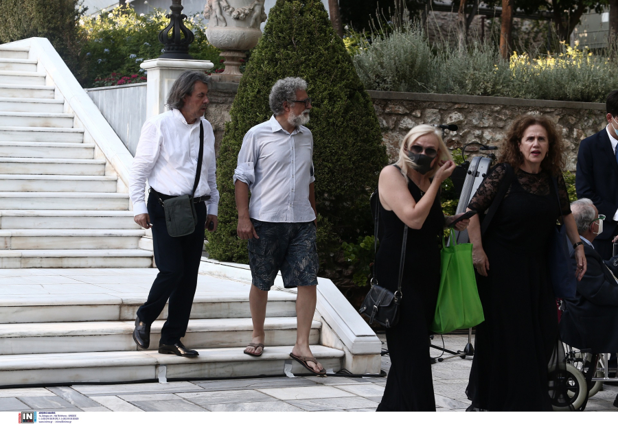 Με βερμούδα και σαγιονάρες στο Προεδρικό: Οι αντιδράσεις στα social media και η… λύση του μυστηρίου