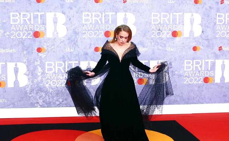 Adele: Το μήνυμα στους επικριτές για την απώλεια των κιλών και την αλλαγή στην εμφάνιση της – «Το έκανα για μένα»