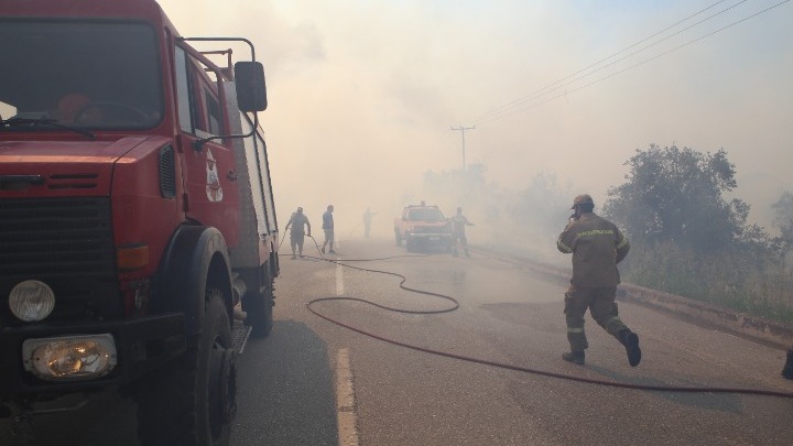 Άμφισσα: Ανεξέλεγκτη η μεγάλη φωτιά – Ισχυροί άνεμοι και μήνυμα από το 112