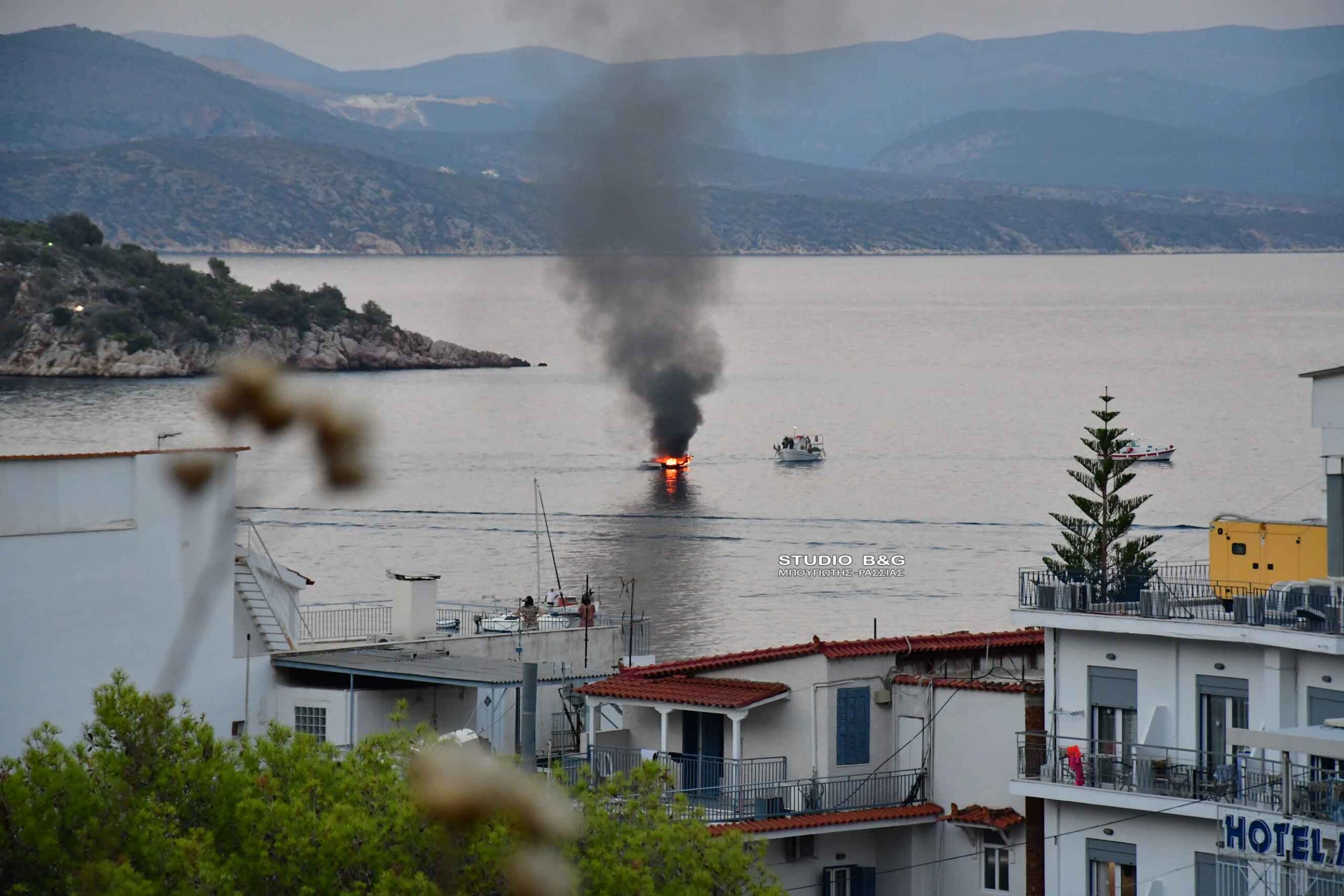 Τολό Αργολίδας: Σκάφος τυλίχτηκε στις φλόγες – Κινδύνεψαν οι τέσσερις επιβαίνοντες