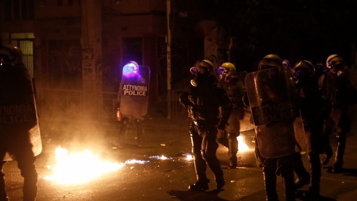Εξάρχεια: Τριπλή επίθεση με μολότοφ – Τραυματίστηκε ένας αστυνομικός