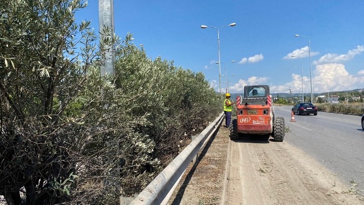 Εργασίες κοπής πρασίνου στην Περιφερειακή Οδό Θεσσαλονίκης