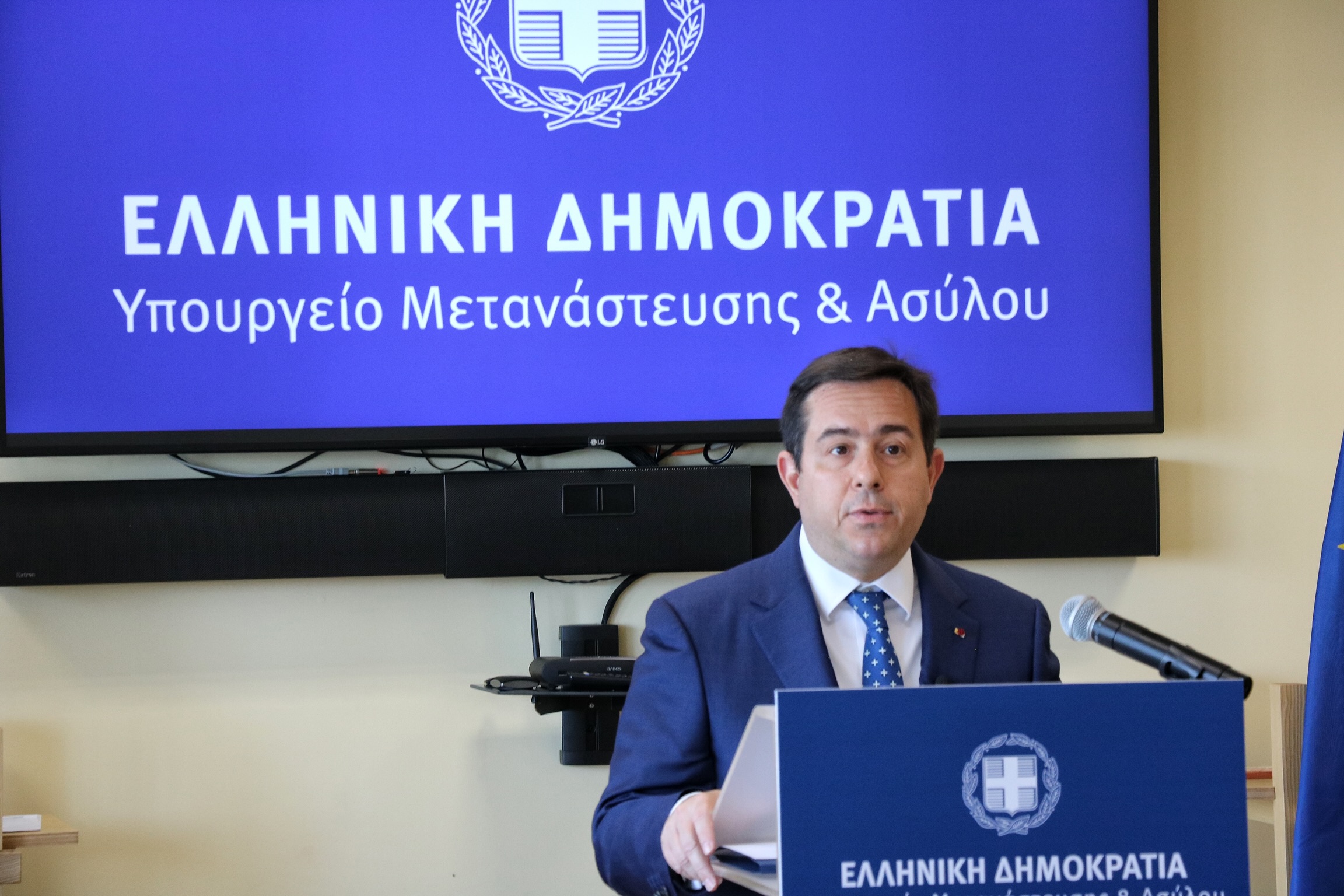 Συνάντηση Ν. Μηταράκη με τον 19χρονο αριστούχο μαθητή από το Ιράν