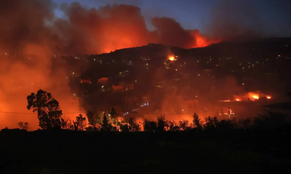 Ολονύχτια μάχη με τις φλόγες – Κάηκαν σπίτια στην Παλαιά Πεντέλη