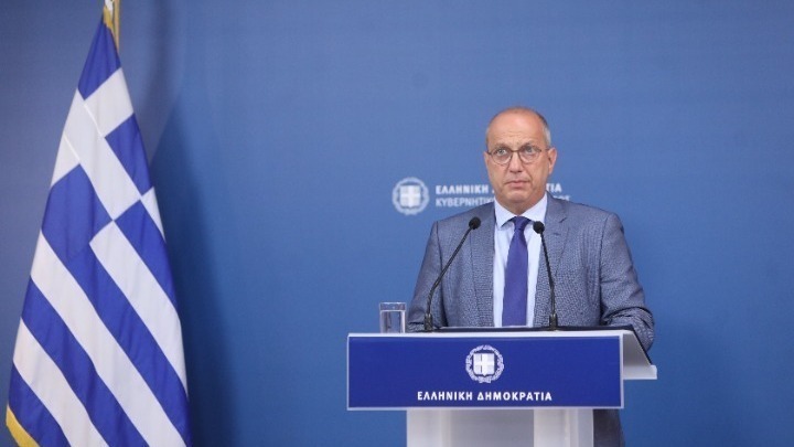 Γ. Οικονόμου: Προσλαμβάνονται περίπου 15,5 χιλιάδες καθαρίστριες με δαπάνη 85 εκατ. ευρώ
