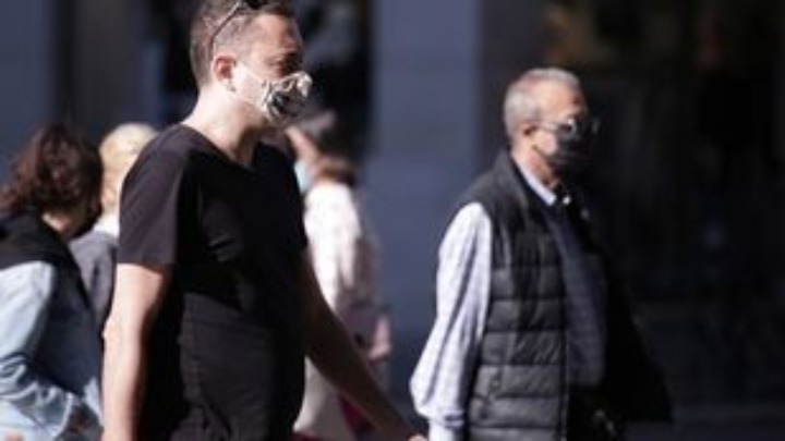 Γαλλία: Η Νίκαια επιβάλλει εκ νέου τη χρήση της μάσκας στα μέσα μεταφοράς