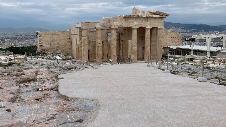 Λ. Μενδώνη: Ο ανελκυστήρας της Ακρόπολης ήταν φωτισμένος γιατί εκείνες τις ώρες γίνονταν συντήρηση