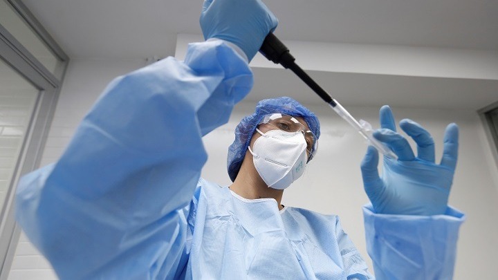 Covid-19: Η τέταρτη δόση εμβολίου παρέχει έξτρα προστασία στους ηλικιωμένους έναντι της Όμικρον