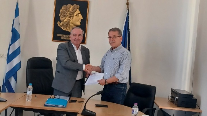 Στην Κοζάνη ο Ν. Παπαθανάσης: Παρέδωσε στον δήμαρχο την εναλλακτική πρόταση της κυβέρνησης για τη «μη μετεγκατάσταση» της Ακρινής (vid)