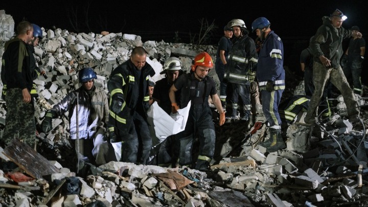 Ουκρανία: Εκτεταμένοι ρωσικοί βομβαρδισμοί – 18 οι νεκροί από το χτύπημα σε πολυκατοικία στο Τσάσιβ Γιαρ