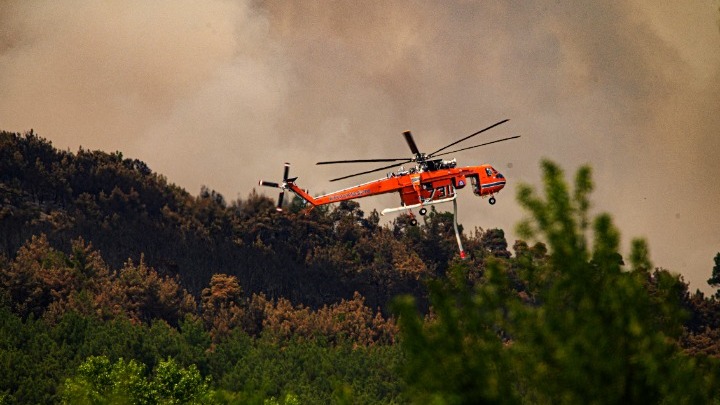 Φωτιά στη Δαδιά: Προληπτική εκκένωση από το χωριό Λευκίμη