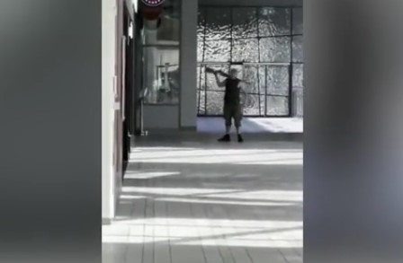 Κοπεγχάγη: Ανατριχιαστικό βίντεο δείχνει τον οπλισμένο δράστη να κυνηγά κόσμο σε εμπορικό κέντρο